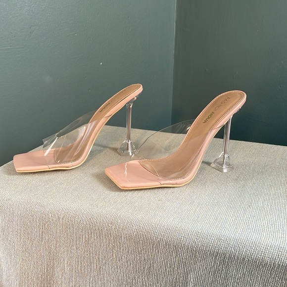 New , never worn Champagne stem stilettos , nude and clear in color - Picture 4 of 9